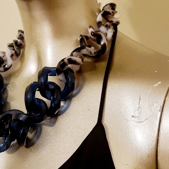 VINTAGE HUGE HENRI BENDEL BLUE LUCITE CHUNKY LINK NECKLACE - Picture 7 of 13